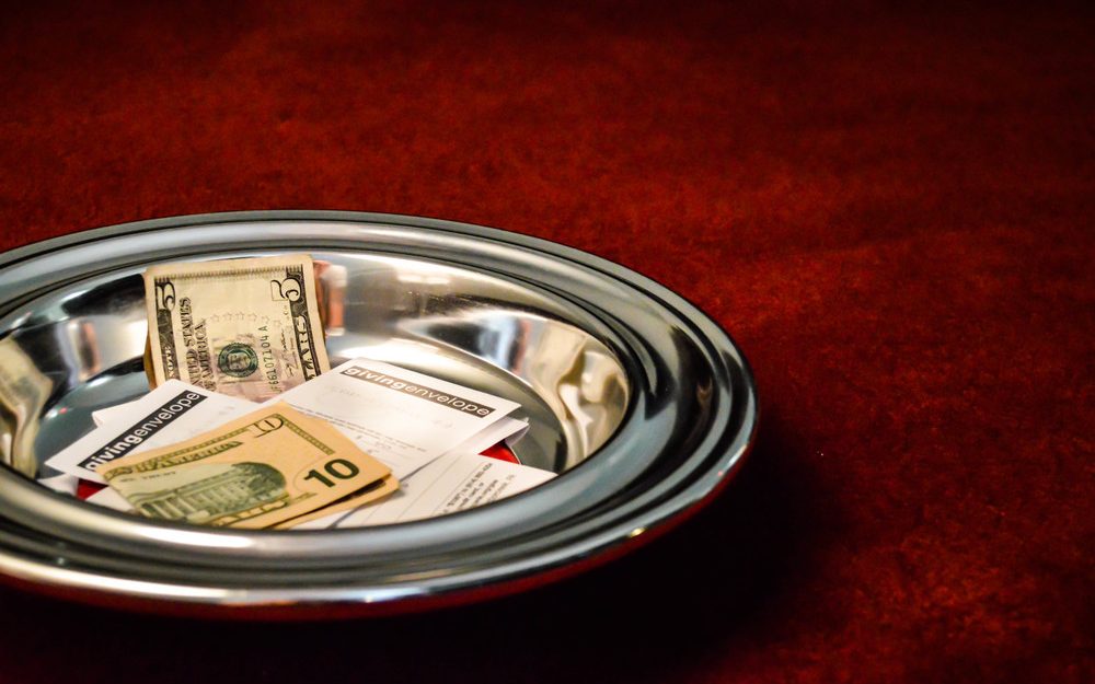 Plato de ofrenda con sobres para dar en el servicio
